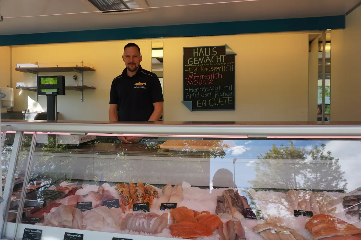 Mann am Fischstand